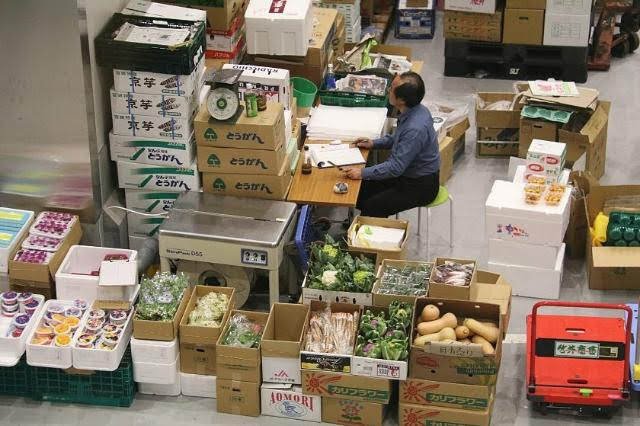 Na trhu se neprodávají jen ryby.jpg Na trhu se neprodávají jen ryby