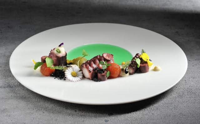 Chobotnice, tomaty, zelené kari, olivy, yuzu majonéza .jpg Chobotnice, tomaty, zelené kari, olivy, yuzu majonéza