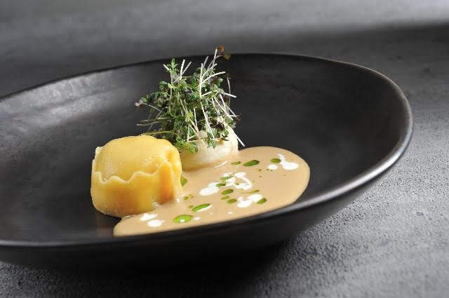 Drůbeží raviola, ricotta, květák, řeřicha .jpg Drůbeží raviola, ricotta, květák, řeřicha