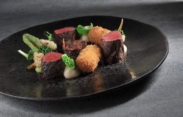 Jelen, čistec, arašídy, kroketa, kapusta.jpg Jelen, čistec, arašídy, kroketa, kapusta