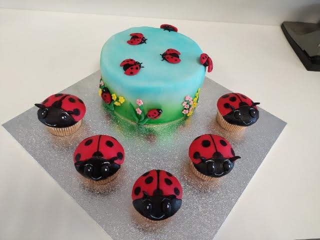 Dortosraz na SOU včelařském v Nasavrkách.jpg Dortosraz na SOU včelařském v Nasavrkách