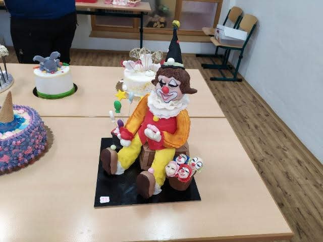 Dortosraz na SOU včelařském v Nasavrkách.jpg Dortosraz na SOU včelařském v Nasavrkách