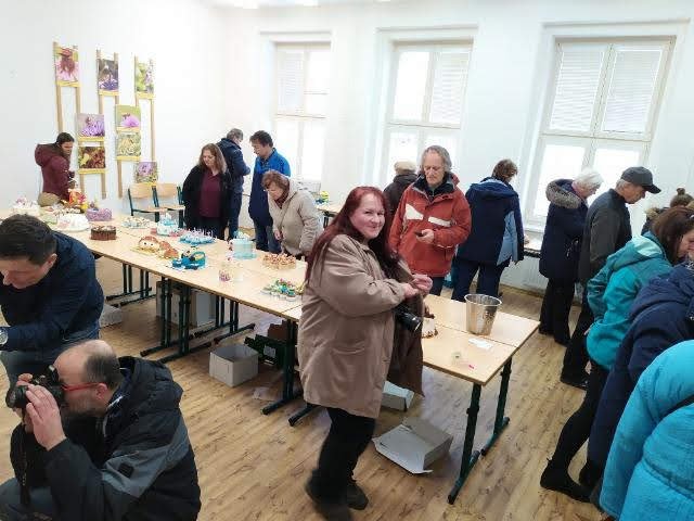 Dortosraz na SOU včelařském v Nasavrkách.jpg Dortosraz na SOU včelařském v Nasavrkách