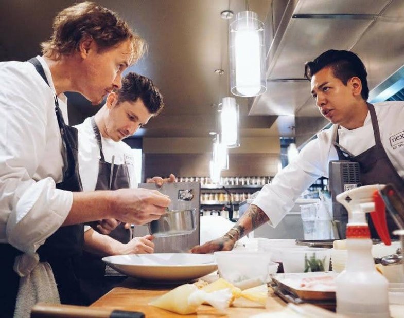 Grant Achatz (vlevo) s týmem.jpg Grant Achatz (vlevo) s týmem