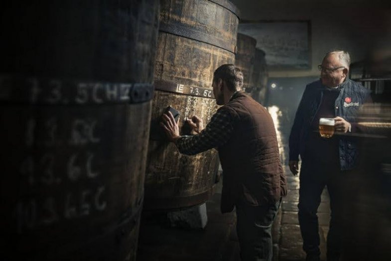 Sudy v podzemí Plzeňského Prazdroje a jeho emeritní vrchní obchodní sládek Václav Berka.jpg Sudy v podzemí Plzeňského Prazdroje a jeho emeritní vrchní obchodní sládek Václav Berka klasicky s půllitrem v ruce ❤