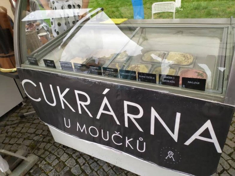 Lucie na zmrzlinovém festivalu nelenila, ochutnávala a fotila.jpg Lucie na zmrzlinovém festivalu nelenila, ochutnávala a fotila