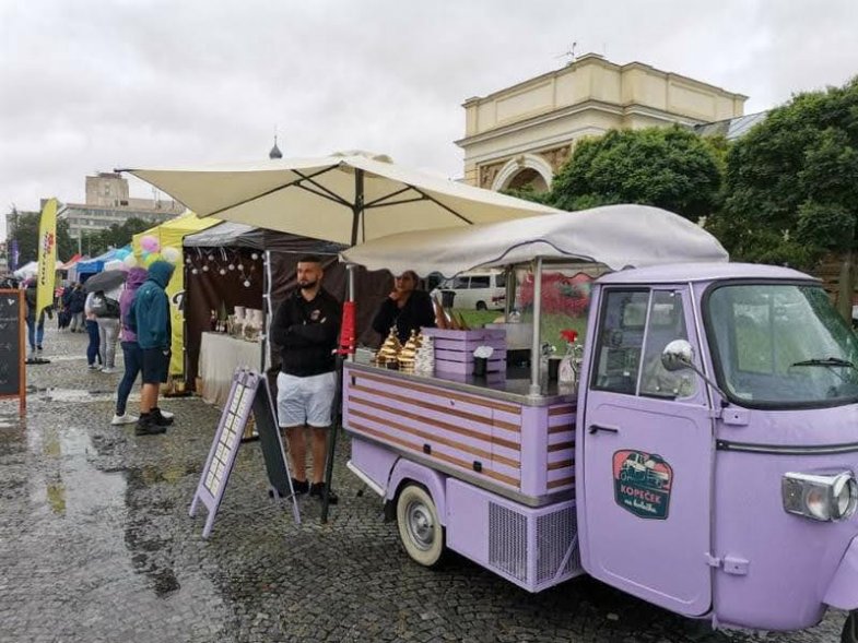 Lucie na zmrzlinovém festivalu nelenila, ochutnávala a fotila.jpg Lucie na zmrzlinovém festivalu nelenila, ochutnávala a fotila