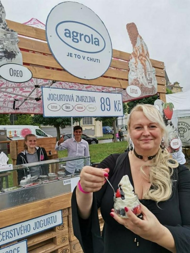 Lucie na zmrzlinovém festivalu nelenila, ochutnávala a fotila.jpg Lucie na zmrzlinovém festivalu nelenila, ochutnávala a fotila
