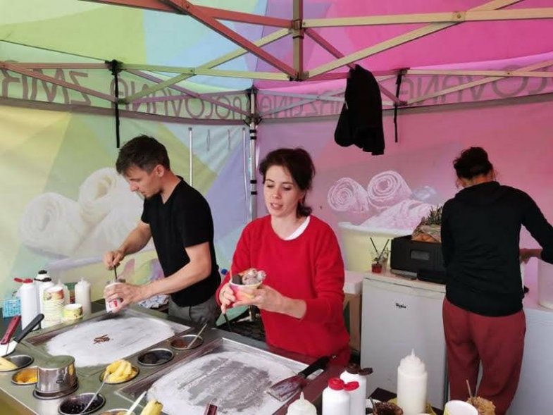 Lucie na zmrzlinovém festivalu nelenila, ochutnávala a fotila.jpg Lucie na zmrzlinovém festivalu nelenila, ochutnávala a fotila