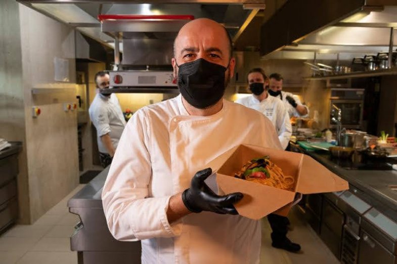 Ústředními postavami kampaně jsou skuteční představitelé pěti konkrétních gastronomických podniků, jež vaří jídla na rozvoz nebo mají výdejové okénko: Hladinka Kladno, Pizza Nostra Mladá Boleslav, Náš hostinec Poděbrady, Štěrba Praha a Aromi Praha.jpg Ústředními postavami kampaně jsou skuteční představitelé pěti konkrétních gastronomických podniků, jež vaří jídla na rozvoz nebo mají výdejové okénko: Hladinka Kladno, Pizza Nostra Mladá Boleslav, Náš hostinec Poděbrady, Štěrba Praha a Aromi Praha