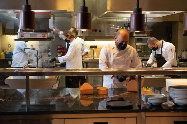 Ústředními postavami kampaně jsou skuteční představitelé pěti konkrétních gastronomických podniků, jež vaří jídla na rozvoz nebo mají výdejové okénko: Hladinka Kladno, Pizza Nostra Mladá Boleslav, Náš hostinec Poděbrady, Štěrba Praha a Aromi Praha.jpg Ústředními postavami kampaně jsou skuteční představitelé pěti konkrétních gastronomických podniků, jež vaří jídla na rozvoz nebo mají výdejové okénko: Hladinka Kladno, Pizza Nostra Mladá Boleslav, Náš hostinec Poděbrady, Štěrba Praha a Aromi Praha