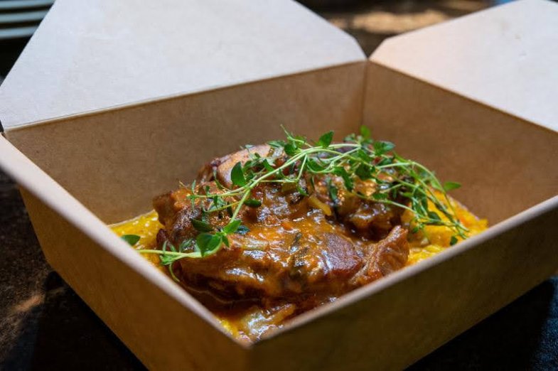 Ústředními postavami kampaně jsou skuteční představitelé pěti konkrétních gastronomických podniků, jež vaří jídla na rozvoz nebo mají výdejové okénko: Hladinka Kladno, Pizza Nostra Mladá Boleslav, Náš hostinec Poděbrady, Štěrba Praha a Aromi Praha.jpg Ústředními postavami kampaně jsou skuteční představitelé pěti konkrétních gastronomických podniků, jež vaří jídla na rozvoz nebo mají výdejové okénko: Hladinka Kladno, Pizza Nostra Mladá Boleslav, Náš hostinec Poděbrady, Štěrba Praha a Aromi Praha