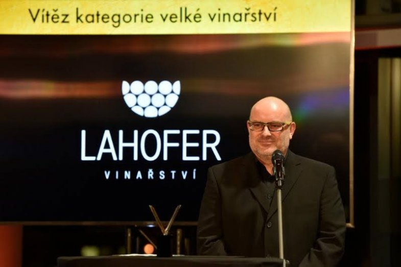 Vinařství roku 2020.jpg Vinařství roku 2020, na fotce asi někdo z LAHOFERa