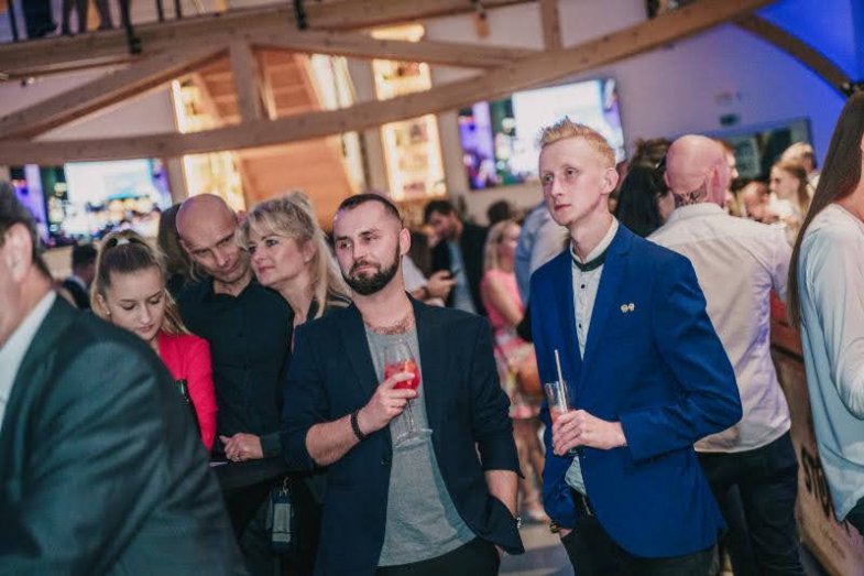 Abzac hands up! v brněnském sídle České barmanské asociace.jpg Abzac hands up! v brněnském sídle České barmanské asociace