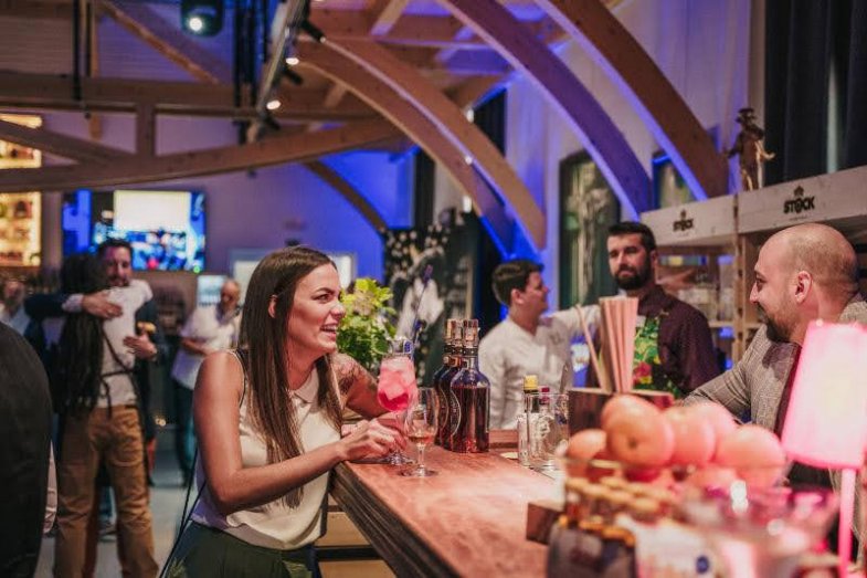 Abzac hands up! v brněnském sídle České barmanské asociace.jpg Abzac hands up! v brněnském sídle České barmanské asociace