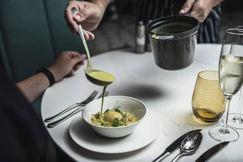 Jarní menu restaurace Artisan hotelu Marriottu Prague.jpg Jarní menu restaurace Artisan hotelu Marriottu Prague