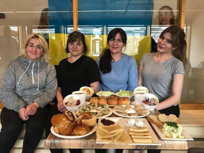 V pražském Podolí funguje v rámci nedávno otevřeného Centra duševního klidu Sauny Vltava bistro s domácí ukrajinskou kuchyní.jpg V pražském Podolí funguje v rámci nedávno otevřeného Centra duševního klidu Sauny Vltava bistro s domácí ukrajinskou kuchyní