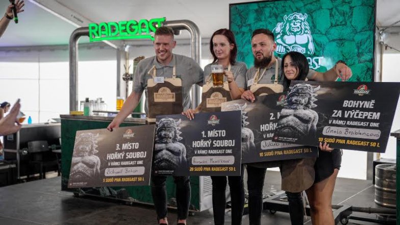 Hořký souboj za výčepem nakonec vyhrála česká zástupkyně Veronika Menšíková z Olomouce (Morgan's restaurant).jpg Hořký souboj za výčepem nakonec vyhrála česká zástupkyně Veronika Menšíková z Olomouce (Morgan's restaurant)