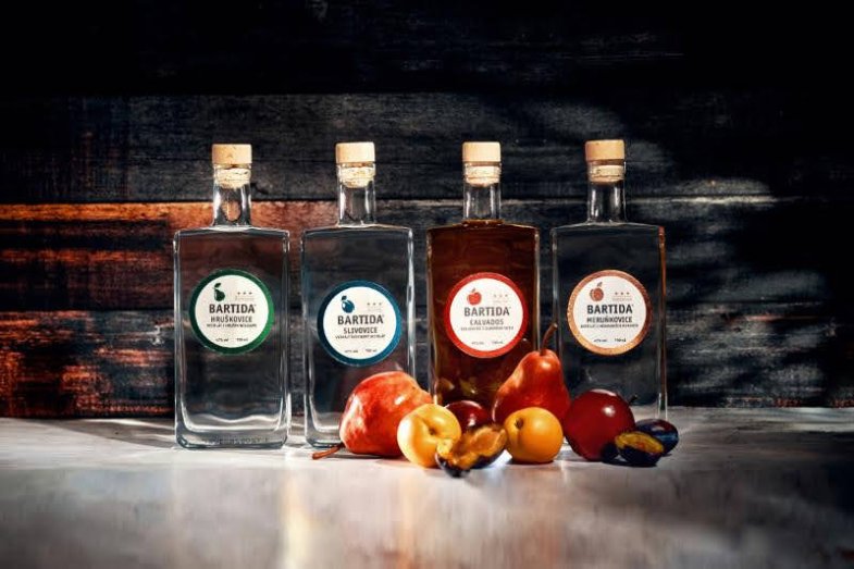 Zahřeje se s prvotřídními pálenkami od Bartidy.jpg Zahřeje se s prvotřídními pálenkami od Bartidy