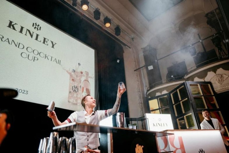 Vítězem Kinley Grand Cocktail Cup se stal Jarda Jeřábek.jpg Vítězem Kinley Grand Cocktail Cup se stal Jarda Jeřábek