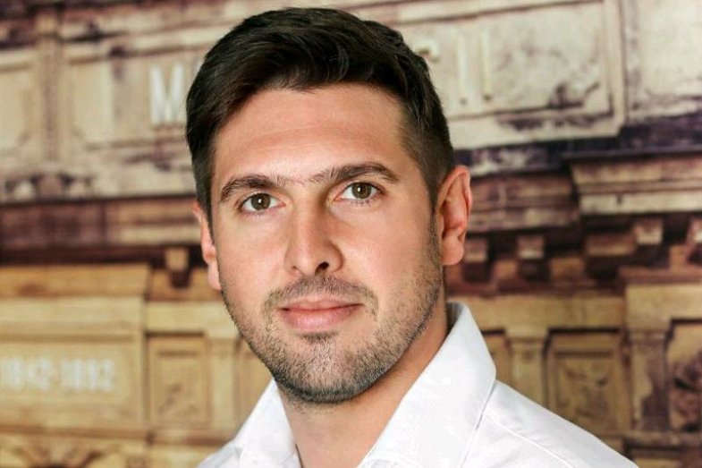 Mluvčí Prazdroje Zdeněk Kovář je fajn typek, i kdyz zrovna musí potvrzovat zdražení.jpg Mluvčí Prazdroje Zdeněk Kovář je fajn typek, i kdyz zrovna musí potvrzovat zdražení