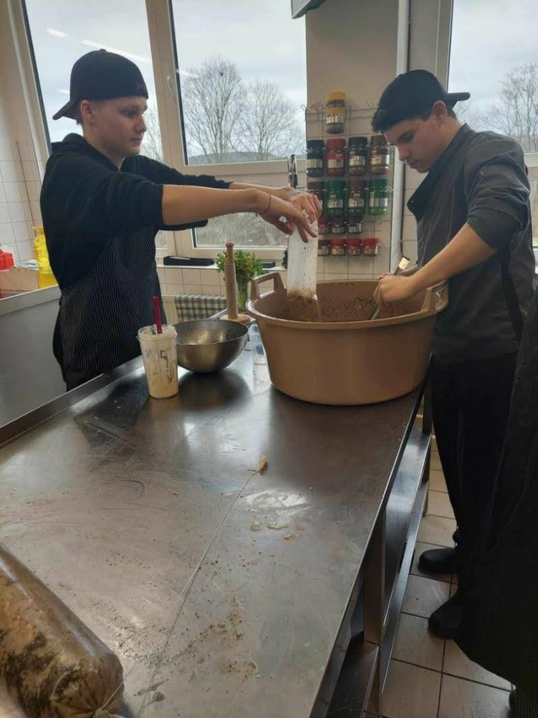 Tady kluci nezaříkávají démony, ale chystají tlačenku, foto Filip Vracovský.jpg Tady kluci nezaříkávají démony, ale chystají tlačenku, foto Filip Vracovský