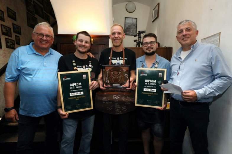 Do jednoho z nejoriginálnějších pivních závodů světa se letos zapojilo 25 výčepních z Česka, Norska, Velké Británie, Rumunska, Polska, Maďarska a Japonska..jpg Do jednoho z nejoriginálnějších pivních závodů světa se letos zapojilo 25 výčepních z Česka, Norska, Velké Británie, Rumunska, Polska, Maďarska a Japonska.