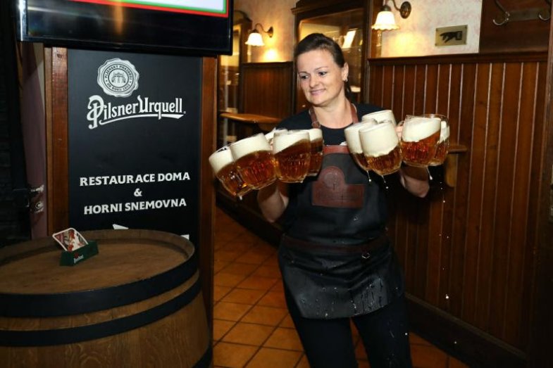 Do jednoho z nejoriginálnějších pivních závodů světa se letos zapojilo 25 výčepních z Česka, Norska, Velké Británie, Rumunska, Polska, Maďarska a Japonska..jpg Do jednoho z nejoriginálnějších pivních závodů světa se letos zapojilo 25 výčepních z Česka, Norska, Velké Británie, Rumunska, Polska, Maďarska a Japonska.