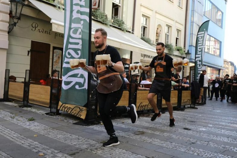 Do jednoho z nejoriginálnějších pivních závodů světa se letos zapojilo 25 výčepních z Česka, Norska, Velké Británie, Rumunska, Polska, Maďarska a Japonska..jpg Do jednoho z nejoriginálnějších pivních závodů světa se letos zapojilo 25 výčepních z Česka, Norska, Velké Británie, Rumunska, Polska, Maďarska a Japonska.