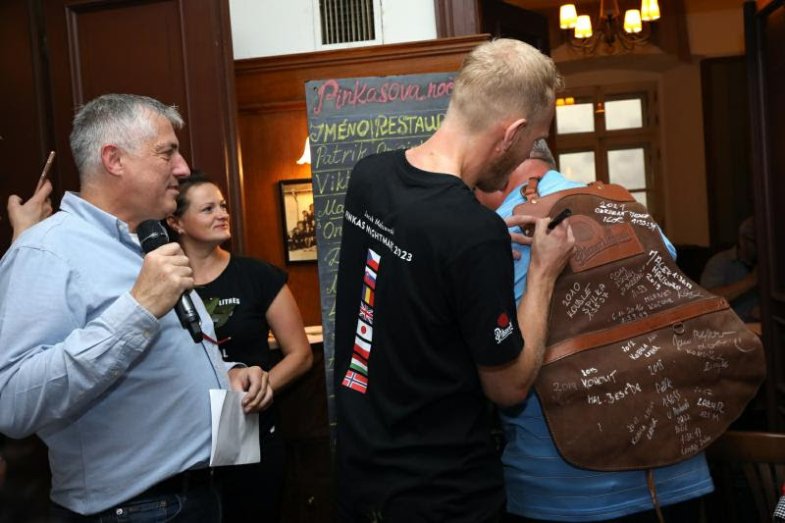 Do jednoho z nejoriginálnějších pivních závodů světa se letos zapojilo 25 výčepních z Česka, Norska, Velké Británie, Rumunska, Polska, Maďarska a Japonska..jpg Do jednoho z nejoriginálnějších pivních závodů světa se letos zapojilo 25 výčepních z Česka, Norska, Velké Británie, Rumunska, Polska, Maďarska a Japonska.