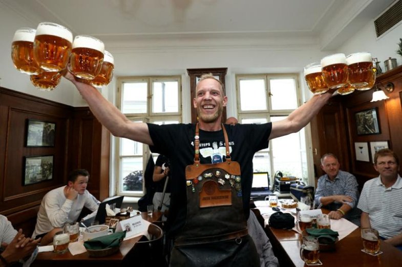 Do jednoho z nejoriginálnějších pivních závodů světa se letos zapojilo 25 výčepních z Česka, Norska, Velké Británie, Rumunska, Polska, Maďarska a Japonska..jpg Do jednoho z nejoriginálnějších pivních závodů světa se letos zapojilo 25 výčepních z Česka, Norska, Velké Británie, Rumunska, Polska, Maďarska a Japonska.