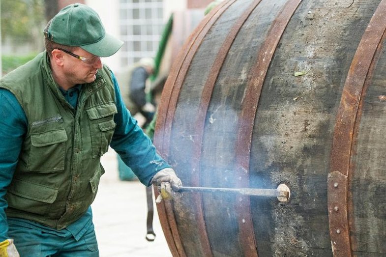 Bednáři Prazdroje smolili obři sudy.jpg Bednáři Prazdroje smolili obři sudy