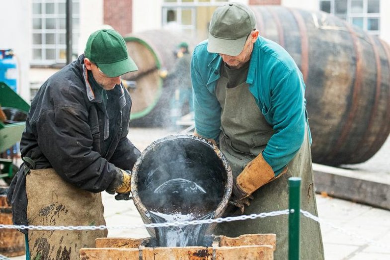 Bednáři Prazdroje smolili obři sudy.jpg Bednáři Prazdroje smolili obři sudy