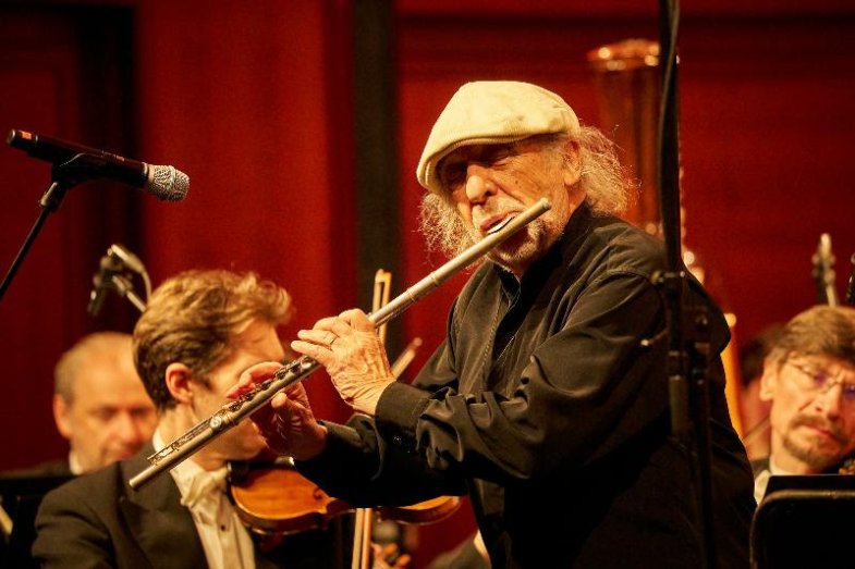 vystoupil Karlovarský symfonický orchestr se sólistou Jiřím Stivínem pod vedením maestra Debashishe Chaudhuriho. .jpg vystoupil Karlovarský symfonický orchestr se sólistou Jiřím Stivínem pod vedením maestra Debashishe Chaudhuriho.