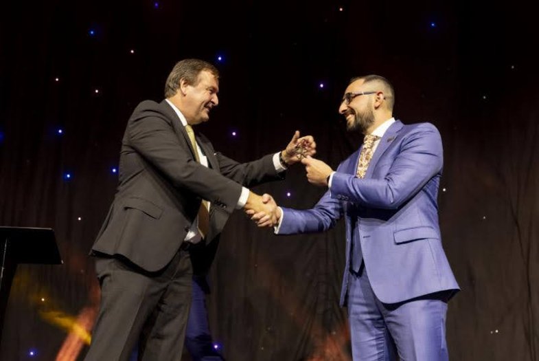 Genrální ředitel Michael Specking po téměř 17 letech působení v Hilton Prague odchází do důchodu.jpg Genrální ředitel Michael Specking po téměř 17 letech působení v Hilton Prague odchází do důchodu