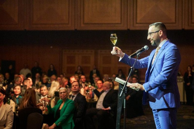 Genrální ředitel Michael Specking po téměř 17 letech působení v Hilton Prague odchází do důchodu.jpg Genrální ředitel Michael Specking po téměř 17 letech působení v Hilton Prague odchází do důchodu