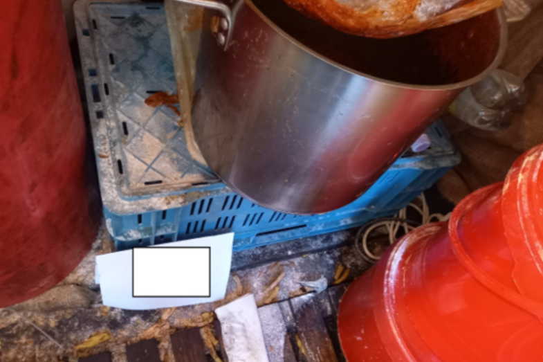 Foto č. 1 – znečištěná podlaha ve stánku.png Foto č. 1 – znečištěná podlaha ve stánku