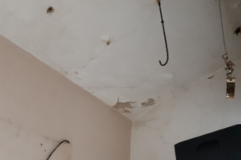 Foto č. 3 – pavučiny a opadávající malba v kuchyni.png Foto č. 3 – pavučiny a opadávající malba v kuchyni