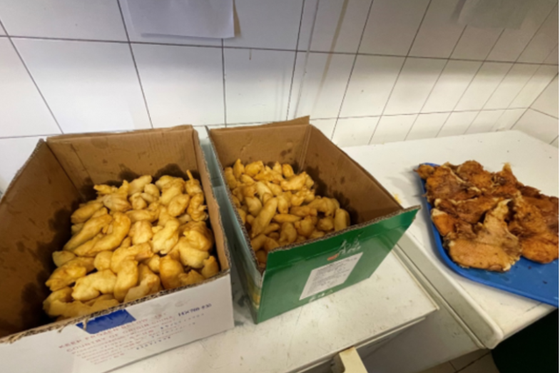 Foto č. 6– nevhodné skladování hotových pokrmů – při nesprávné teplotě a v nevhodných obalech.png Foto č. 6– nevhodné skladování hotových pokrmů – při nesprávné teplotě a v nevhodných obalech