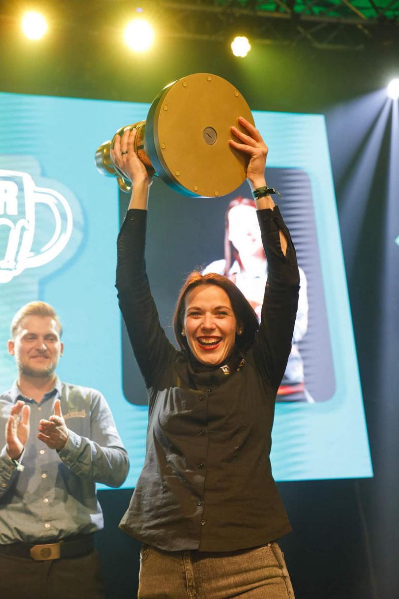Vítězkou 18. ročníku soutěže Pilsner Urquell Master Bartender se stala Klára Brodecká z brněnské restaurace The Erin’s Flag Irish Pub.png Vítězkou 18. ročníku soutěže Pilsner Urquell Master Bartender se stala Klára Brodecká z brněnské restaurace The Erin’s Flag Irish Pub
