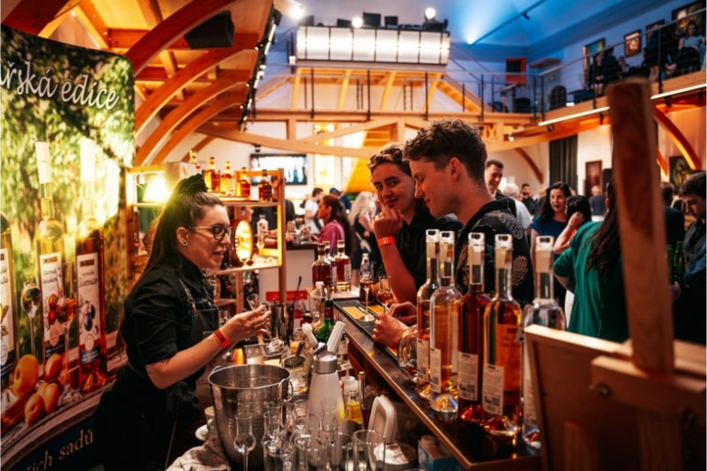 Barmanem roku je Jan Dinstpír, foto CBA/Jan Brettschneider.png Barmanem roku je Jan Dinstpír, foto CBA/Jan Brettschneider