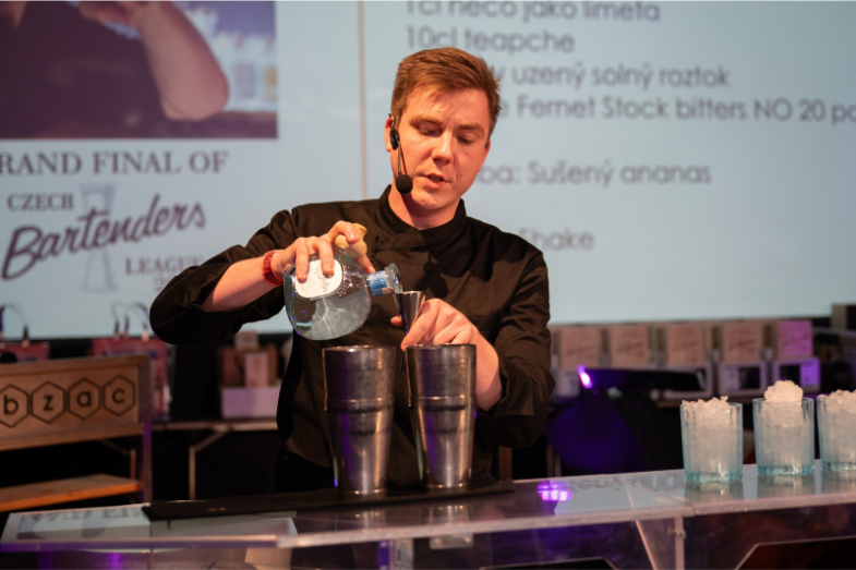 Barmanem roku je Jan Dinstpír, foto CBA/Jan Brettschneider.png Barmanem roku je Jan Dinstpír, foto CBA/Jan Brettschneider