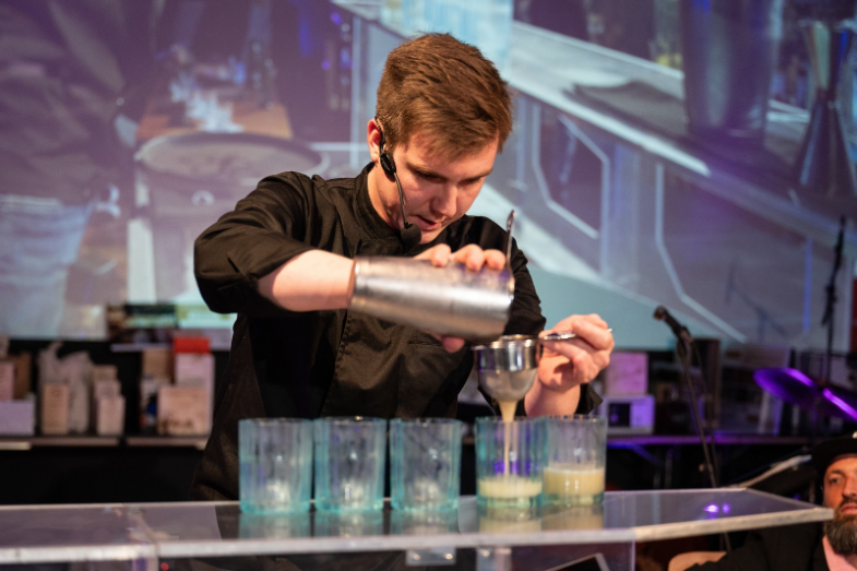 Barmanem roku je Jan Dinstpír, foto CBA/Jan Brettschneider.png Barmanem roku je Jan Dinstpír, foto CBA/Jan Brettschneider