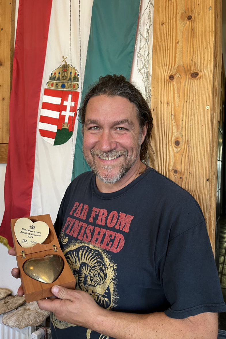 Pan Zsolti Katona za svůj čin obdržel Bernardovu cenu, foto: Rodinný pivovar Bernard.png Pan Zsolti Katona za svůj čin obdržel Bernardovu cenu, foto: Rodinný pivovar Bernard