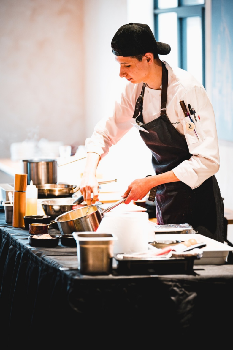 Titul "BernardChef" putuje do Karviné.png Titul "BernardChef" putuje do Karviné