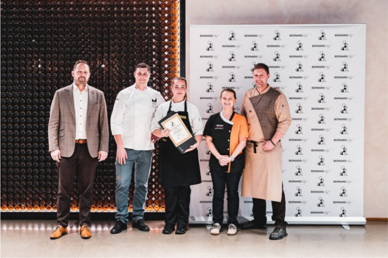 Titul "BernardChef" putuje do Karviné.png Titul "BernardChef" putuje do Karviné