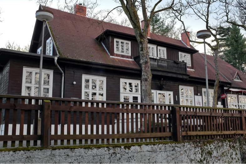 Restaurace Jelení skok Karlovy Vary, fotografie: Lubor Ferenc pod licencí Creative Commons CC BY - SA 4.0.png Restaurace Jelení skok Karlovy Vary, fotografie: Lubor Ferenc pod licencí Creative Commons CC BY - SA 4.0