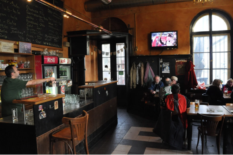 Praha-Dejvice-nádražka2013b, fotografie: Ben Skála, BenFoto pod licencí GFDL.png Praha-Dejvice-nádražka2013b, fotografie: Ben Skála, BenFoto pod licencí GFDL