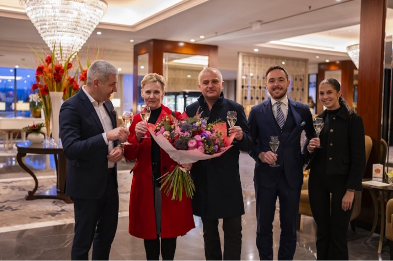 Pan Dušan Čejka, dvacetimilióntý host Czech Inn Hotels, foto: Czech Inn Hotels.png Pan Dušan Čejka, dvacetimilióntý host Czech Inn Hotels, foto: Czech Inn Hotels