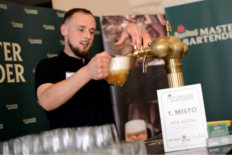 Finále 19. ročníku prestižní soutěže těch nejlepších výčepních Pilsner Urquell Master Bartender letos probíhá ve dvou dnech - 3. dubna v areálu plzeňského pivovaru a 4. dubna v Praze. Soutěž letos přináší historickou novinku – poprvé bude celý druhý finálový den, včetně vyhlášení vítěze, otevřen i pro širokou veřejnost, a to v rámci Makro Czech Gastro Festivalu, který proběhne v pražské O2 universum. Návštěvníci tak na vlastní oči uvidí, kdo se stane nejlepším výčepním roku 2025, a ochutnají dokonale načepovaný plzeňský ležák. Soutěž Pilsner Urquell Master Bartender již od roku 2006 podporuje rozvoj české pivní kultury a zvyšuje prestiž výčepního řemesla. Jejím hlavním cílem je vzdělávání výčepních, kteří svým hostům zprostředkovávají komplexní zážitek z plzeňského ležáku – od příjmu piva do restaurace a péče o celé pivní hospodářství, péče o pivní sklo, správné čepování až po servírování. “V pivovaru dbáme na to, aby chuť plzeňského ležáku byla stále stejná. Tak, jak ji mají lidé rádi. Proto je ale důležité, aby se o pivo dobře postarali i výčepní v hospodách. A mám radost, že těch nejlepších každoročně přibývá, což ukazuje i rostoucí zájem o soutěž Master Bartender. Ale ani pro ty nejepší to není snadné. Účastníci musí umět mnohem víc než jen správně čepovat pivo – musí prokázat znalosti o vaření piva, o historii plzeňského ležáku i schopnost rozeznávat chuť různých pivních stylů. Vrcholem soutěže je pak čepování včetně precizní přípravy pivního skla v náročné soutěžní atmosféře,” říká Václav Berka, emeritní vrchní sládek Plzeňského Prazdroje. Cesta do finále Soutěž probíhá ve třech kvalifikačních kolech. První fáze zahrnuje online vědomostní test, účastníci prokazují znalosti pivovarnictví, péče o pivo a historie značky Pilsner Urquell. Následuje mystery shopping v hospodách, kde výčepní pracují, při kterém je hodnocena nejen kvalita čepovaného piva, ale i vystupování a profesionalita výčepních. Třetí kolo je věnované prezentačním dovednostem, soutěžící prostřednictví videa představují sebe i své provozovny. Do finále se nakonec probojuje 20 nejlepší z Česka a 10 ze Slovenska. Letos se do soutěže příhlásilo rekordních 706 výčřepních z obou zemí (497 z ČR a 209 ze SR). “Konkurecne výčepních je každoročně velmi vysoká a účastníci jsou opravdu profíci. Do finále vybíráme ty nejlepší z nejlepších, kteří se letos utkají o titul nejen v našem pivovaru v Plzni, ale díky spolupráci s Makro Czech Gastro Festivalem také v O2 universum před zraky veřejnosti. Poprvé v historii tak budou mít lidé šanci vidět naživo finálové klání i samotné vyhlášení vítězů. Věřím, že přijdou výčepní podpořit,” dodává Vojtěch Homolka, vrchní obchodní sládek Plzeňského Prazdroje. Finále poprvé před veřejností První finálový den proběhl v areálu Plzeňského Prazdroje. Soutěžící byli hodnoceni při disciplínách zahrnujících čepování piva i nalévání z lahve. Důraz byl kladen na techniku, vzhled a servírování piva. Porota složená ze sládků a dalších pivovarských odborníků prověřila také znalosti účastníků o pivu i jejich prezentační dovednosti. Druhý den, 4. dubna, se soutěž přesunuje do Prahy. V rámci první disciplíny proti sobě stanou vždy tři výčepní a budou čepovat pivo na čas. Porotci však nebudou pouze hodnotit rychlost, ale pečlivě ohodnotí i vzhled načepovaných piv. Při druhé disciplíně se prověřují lektorské dovednosti výčepních – budoucí úlohou těchto Masterů Bartenderů není totiž jen čepování piva, ale také vzdělávání dalších výčepních. Součástí tak bude spolupráce s publikem, které budou učit správně čepovat pivo. Na závěr druhého finálového dne před zraky veřejnost dojde k vyhlášení výsledků. Vítěz získá šek na symbolických 1842 EUR a putovní trofej na jeden rok a bude reprezentovat značku na různých společenských akcích. Redakce GastroJobs.cz, zdroj, fotografie: Plzeňský Prazdroj, a.s. Finále 19. ročníku prestižní soutěže těch nejlepších výčepních Pilsner Urquell Master Bartender letos probíhá ve dvou dnech - 3. dubna v areálu plzeňského pivovaru a 4. dubna v Praze. Soutěž letos přináší historickou novinku – poprvé bude celý druhý finálový den, včetně vyhlášení vítěze, otevřen i pro širokou veřejnost, a to v rámci Makro Czech Gastro Festivalu, který proběhne v pražské O2 universum. Návštěvníci tak na vlastní oči uvidí, kdo se stane nejlepším výčepním roku 2025, a ochutnají dokonale načepovaný plzeňský ležák. Soutěž Pilsner Urquell Master Bartender již od roku 2006 podporuje rozvoj české pivní kultury a zvyšuje prestiž výčepního řemesla. Jejím hlavním cílem je vzdělávání výčepních, kteří svým hostům zprostředkovávají komplexní zážitek z plzeňského ležáku – od příjmu piva do restaurace a péče o celé pivní hospodářství, péče o pivní sklo, správné čepování až po servírování. “V pivovaru dbáme na to, aby chuť plzeňského ležáku byla stále stejná. Tak, jak ji mají lidé rádi. Proto je ale důležité, aby se o pivo dobře postarali i výčepní v hospodách. A mám radost, že těch nejlepších každoročně přibývá, což ukazuje i rostoucí zájem o soutěž Master Bartender. Ale ani pro ty nejepší to není snadné. Účastníci musí umět mnohem víc než jen správně čepovat pivo – musí prokázat znalosti o vaření piva, o historii plzeňského ležáku i schopnost rozeznávat chuť různých pivních stylů. Vrcholem soutěže je pak čepování včetně precizní přípravy pivního skla v náročné soutěžní atmosféře,” říká Václav Berka, emeritní vrchní sládek Plzeňského Prazdroje. Cesta do finále Soutěž probíhá ve třech kvalifikačních kolech. První fáze zahrnuje online vědomostní test, účastníci prokazují znalosti pivovarnictví, péče o pivo a historie značky Pilsner Urquell. Následuje mystery shopping v hospodách, kde výčepní pracují, při kterém je hodnocena nejen kvalita čepovaného piva, ale i vystupování a profesionalita výčepních. Třetí kolo je věnované prezentačním dovednostem, soutěžící prostřednictví videa představují sebe i své provozovny. Do finále se nakonec probojuje 20 nejlepší z Česka a 10 ze Slovenska. Letos se do soutěže příhlásilo rekordních 706 výčřepních z obou zemí (497 z ČR a 209 ze SR). “Konkurecne výčepních je každoročně velmi vysoká a účastníci jsou opravdu profíci. Do finále vybíráme ty nejlepší z nejlepších, kteří se letos utkají o titul nejen v našem pivovaru v Plzni, ale díky spolupráci s Makro Czech Gastro Festivalem také v O2 universum před zraky veřejnosti. Poprvé v historii tak budou mít lidé šanci vidět naživo finálové klání i samotné vyhlášení vítězů. Věřím, že přijdou výčepní podpořit,” dodává Vojtěch Homolka, vrchní obchodní sládek Plzeňského Prazdroje. Finále poprvé před veřejností První finálový den proběhl v areálu Plzeňského Prazdroje. Soutěžící byli hodnoceni při disciplínách zahrnujících čepování piva i nalévání z lahve. Důraz byl kladen na techniku, vzhled a servírování piva. Porota složená ze sládků a dalších pivovarských odborníků prověřila také znalosti účastníků o pivu i jejich prezentační dovednosti. Druhý den, 4. dubna, se soutěž přesunuje do Prahy. V rámci první disciplíny proti sobě stanou vždy tři výčepní a budou čepovat pivo na čas. Porotci však nebudou pouze hodnotit rychlost, ale pečlivě ohodnotí i vzhled načepovaných piv. Při druhé disciplíně se prověřují lektorské dovednosti výčepních – budoucí úlohou těchto Masterů Bartenderů není totiž jen čepování piva, ale také vzdělávání dalších výčepních. Součástí tak bude spolupráce s publikem, které budou učit správně čepovat pivo. Na závěr druhého finálového dne před zraky veřejnost dojde k vyhlášení výsledků. Vítěz získá šek na symbolických 1842 EUR a putovní trofej na jeden rok a bude reprezentovat značku na různých společenských akcích. Redakce GastroJobs.cz, zdroj, fotografie: Plzeňský Prazdroj, a.s.
